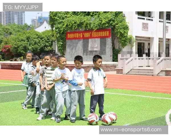 一年级足球启蒙之旅快乐成长与团队精神的培养